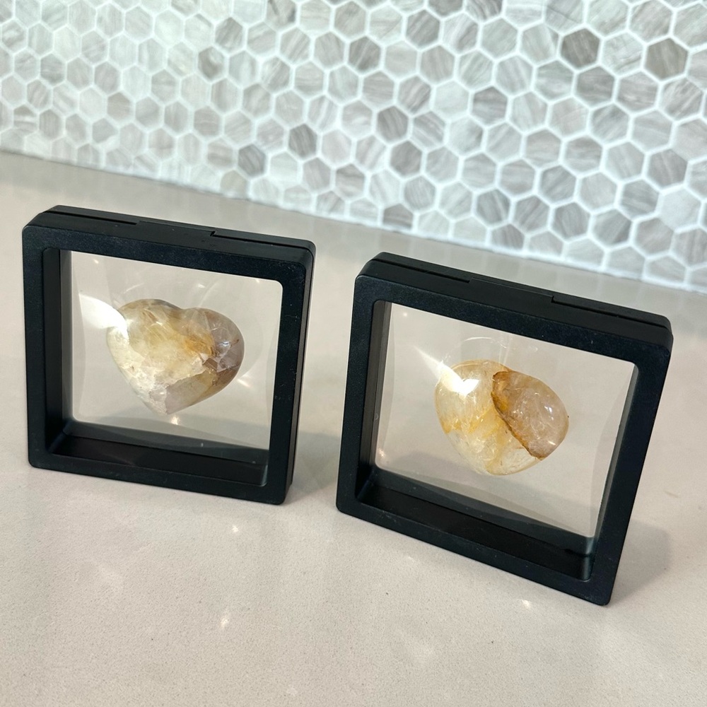Kalifano Elegant Heart-Shaped Stone Display
